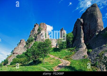 Belogradchik rocks, formations de roches calcaires et de grès façonnées par l'érosion, incorporés dans les murs de la forteresse de Belogradchik Ottoman ou Kaleto (14ème-19ème siècle), il a été déclaré monument naturel en 1949, en Bulgarie. Banque D'Images