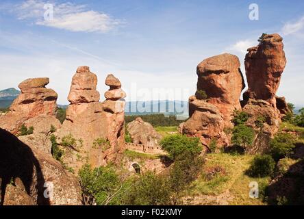 Belogradchik rocks, formations de roches calcaires et de grès façonnées par l'érosion, incorporés dans les murs de la forteresse de Belogradchik Ottoman ou Kaleto (14ème-19ème siècle), il a été déclaré monument naturel en 1949, en Bulgarie. Banque D'Images