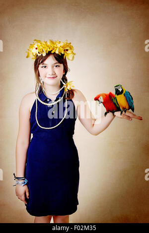 Girl holding deux perroquets Banque D'Images