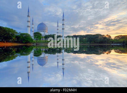 Beau Sultan Salahuddin Abdul Aziz Shah mosquée à sunrise, Selangor, Malaisie Banque D'Images