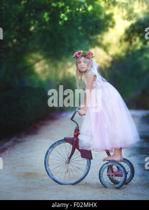 Portrait d'une fille debout sur le dos d'un vélo d'époque, Californie, États-Unis Banque D'Images