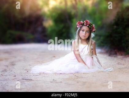 Portrait d'une fille assise dans la route, Californie, États-Unis Banque D'Images