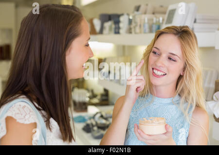 Happy blonde woman produits cosmétiques Banque D'Images