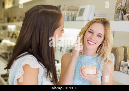 Happy blonde woman produits cosmétiques Banque D'Images