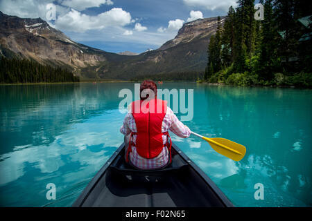 Femme canoë à Emerald Lake, le parc national Yoho, Colombie-Britannique Canada Banque D'Images