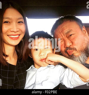 Munich, Allemagne. 30 juillet, 2015. Document - un document photo disponible le 06 août 2015 montre un artiste chinois de selfies Ai Wei Wei (R) avec son partenaire Wang Fen (L) et son fils Ai Ajo après son arrivée à Munich, Allemagne, 30 juillet 2015. Le passeport chinois de l'artiste avaient été retenus pendant quatre ans. Photo : AI Weiwei/dpa/Alamy Live News Banque D'Images