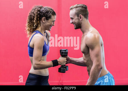 Laughing couple musculaire haltères de levage Banque D'Images