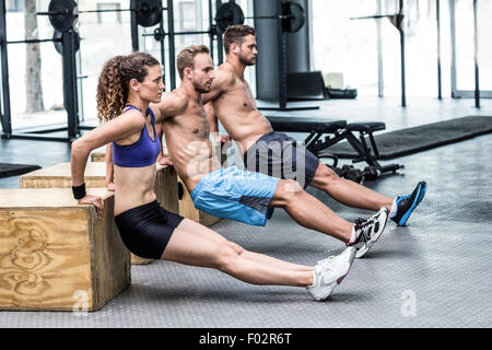 Trois athlètes musculaire faisant planking Banque D'Images