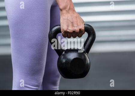 Vue en gros plan de mains tenant kettlebells Banque D'Images