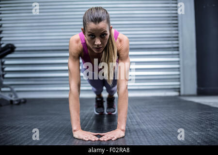 Femme musclée faisant des exercices de presse Banque D'Images