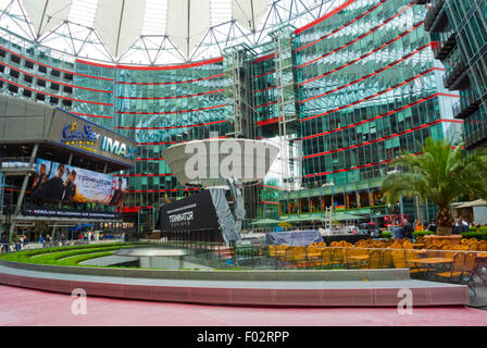 Cour intérieure, avec des restaurants et de l'étape, Sony Center, Potsdamer Platz, Mitte, Berlin, Allemagne Banque D'Images