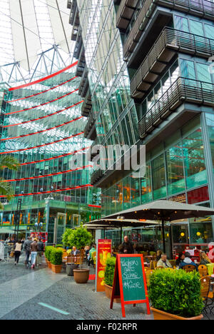 Cour intérieure, avec des restaurants et de l'étape, Sony Center, Potsdamer Platz, Mitte, Berlin, Allemagne Banque D'Images