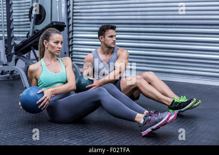 Couple musculaire abdominale faire exercice ball Banque D'Images