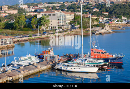 Yachts et bateaux à moteur sont amarrés au port de Porto-Vecchio, Corse, France Banque D'Images