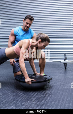 Femme musculaire bosu exercices ballon Banque D'Images