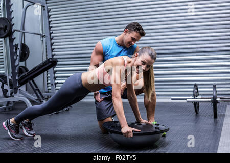 Femme musculaire bosu exercices ballon Banque D'Images