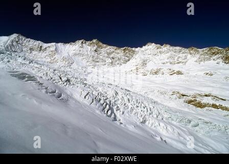 Le Mischabel (4545 mètres) et d'honoraires (Glacier Feegletscher) à ses pieds, Saas Fee, Canton du Valais, Suisse. Banque D'Images