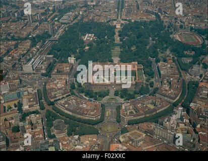 Vue aérienne du château des Sforza (le château des Sforza) et le parc Sempione à Milan - Lombardie, Italie Banque D'Images