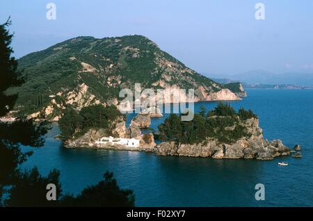 Une île dans la baie de Parga, l'Épire, en Grèce. Banque D'Images