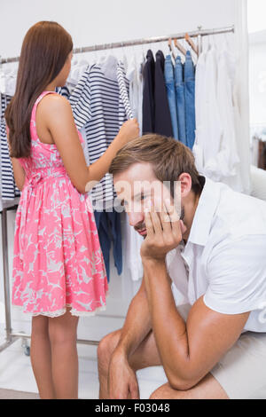 Ennuyer homme assis et d'attendre devant sa femme Banque D'Images