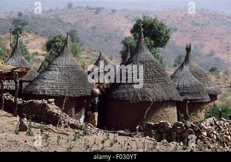 Abris de la population Matakam, entre Maroua et Mokolo, Cameroun. Banque D'Images