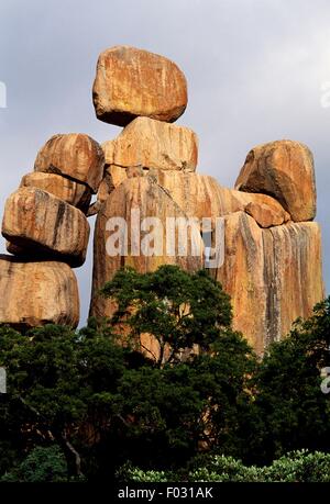 La mère et l'enfant, l'équilibre entre le rock formation de granite, Matobo National Park (Liste du patrimoine mondial de l'UNESCO, 2003), au Zimbabwe. Banque D'Images