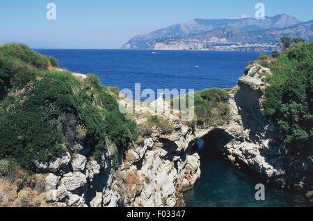 Vue de l'anse avec les ruines de la Villa Pollione connu sous le nom de bains de la reine Jeanne (Bagni della Regina Giovanna), le Cap de Sorrente, Campanie, Italie. Banque D'Images