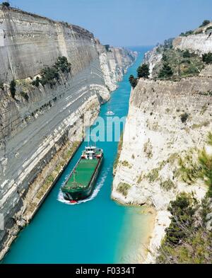 Canal de Corinthe, creusé entre 1881 et 1893, qui relie le golfe de Corinthe avec le golfe de Saros dans la mer Egée, en Grèce. Banque D'Images