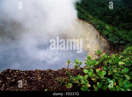Le Boiling Lake, lac qui est est une fumerolle volcanique inondées, Parc national du Morne Trois Pitons (Liste du patrimoine mondial de l'UNESCO, 1997), Dominique. Banque D'Images