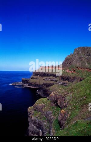 Port Reostan, près de la Chaussée des Géants, une zone de colonnes de basalte (Liste du patrimoine mondial de l'UNESCO, 1986) sur la côte près de Bushmills, Irlande du Nord, Royaume-Uni. Banque D'Images