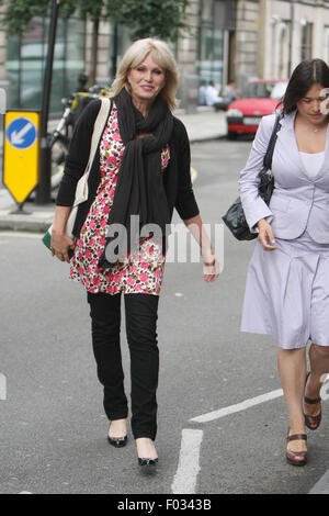 JOANNA LUMLEY SORTIR SHOPPING DANS WEST END DE LONDRES (crédit de droit©Jack Ludlam) Banque D'Images