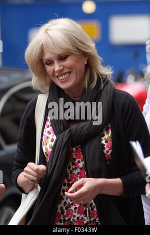 JOANNA LUMLEY SORTIR SHOPPING DANS WEST END DE LONDRES (crédit de droit©Jack Ludlam) Banque D'Images