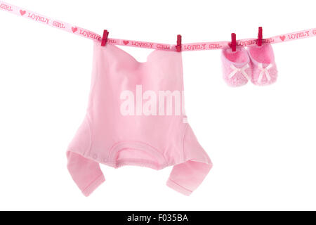 Naissance bebe Fille avec des vêtements et du ruban rose à la pendaison Banque D'Images