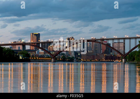 La ville de saint Paul sur le centre-ville de rives de fleuve du Mississippi au crépuscule et smith avenue bridge Banque D'Images