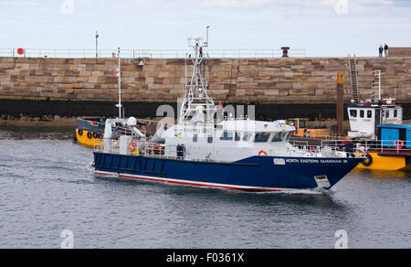 Le navire de protection des pêches du nord-est de Guardian III entrant dans le port de Whitby - North Yorkshire, Angleterre, Royaume-Uni. Banque D'Images