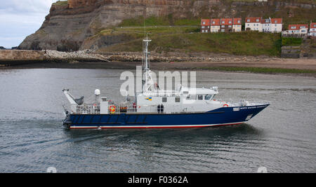 Le navire de protection des pêches du nord-est de Guardian III entrant dans le port de Whitby - North Yorkshire, Angleterre, Royaume-Uni. Banque D'Images