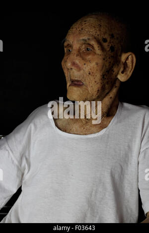 Le RCS. 21 juillet, 2013. Chine - 21 juillet 2013 : (usage éditorial uniquement. Chine)(MINIMUM PRICE : USD 100) Mai Weichang : Homme, né en 1911 et vit à Guangzhou, Guangdong est mort en 2014. Il a rejoint l'armée à quai Tianzi Guangzhou en 1937, a été inscrit dans Machine Gun Squad de 473e 158e Régiment 62e Division de l'Armée Nationale Révolutionnaire Corp, puis déplacé à Zhongshan, Guangdong et du Nord, et accepté la reddition du Japon au Vietnam, enfin son armée stationnée à Taiwan. Il s'est passé 70 ans depuis la fin de la Deuxième Guerre mondiale et le japon capitule sans condition le 15 août 1945, mais savez-vous h Banque D'Images