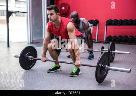 Trois jeunes Bodybuilders faisant l'haltérophilie Banque D'Images