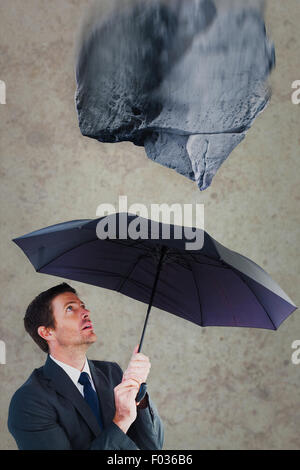 Libre de s'abritant sous parapluie noir Banque D'Images