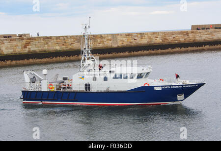 Le navire de protection des pêches du nord-est de Guardian III entrant dans le port de Whitby - North Yorkshire, Angleterre, Royaume-Uni. Banque D'Images