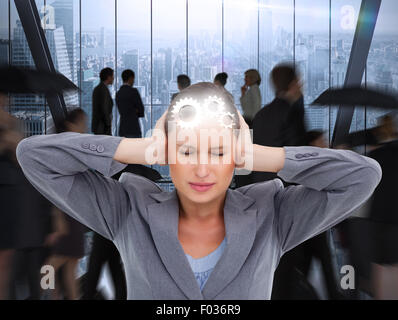 Composite image tradeswoman ennuyé couvrant ses oreilles Banque D'Images