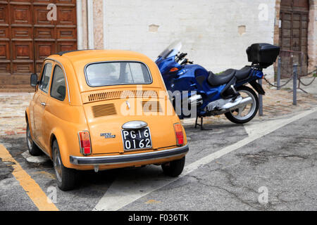 Fiat 500C Vintage photographié en Ombrie, Italie Banque D'Images