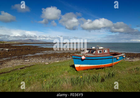 Vieux bateau à Loch Baies Berneray Hebrides Banque D'Images