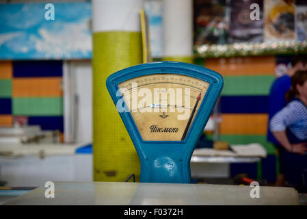 Balances alimentaires Vintage dans un marché Russe Banque D'Images