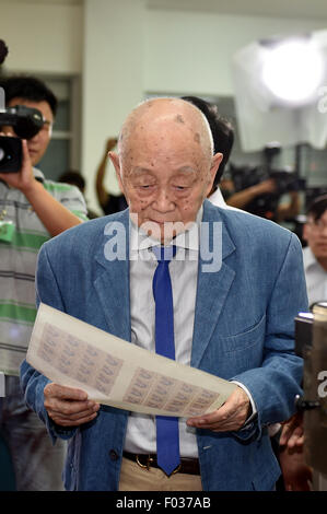 Beijing, Chine. 6e août, 2015. Designer Huang Yongyu examine les timbres spéciaux pour l'année du singe à Beijing, capitale de Chine, le 6 août 2015. Cette année, les timbres pour le singe a été conçu par Huang Yongyu, l'un des plus célèbres icônes culturelles dans la Chine contemporaine. L'impression des timbres a marqué le début de la quatrième série du zodiaque timbres sur le thème des animaux, qui ont été publiées en Chine depuis 36 ans. Crédit : Li Xin/Xinhua/Alamy Live News Banque D'Images