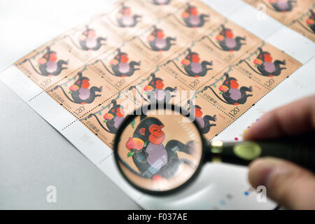 Beijing, Chine. 6e août, 2015. Photo prise le 6 août 2015 montre les timbres spéciaux pour l'année du singe à Beijing, capitale de la Chine. Cette année, les timbres pour le singe a été conçu par Huang Yongyu, l'un des plus célèbres icônes culturelles dans la Chine contemporaine. L'impression des timbres a marqué le début de la quatrième série du zodiaque timbres sur le thème des animaux, qui ont été publiées en Chine depuis 36 ans. Crédit : Li Xin/Xinhua/Alamy Live News Banque D'Images