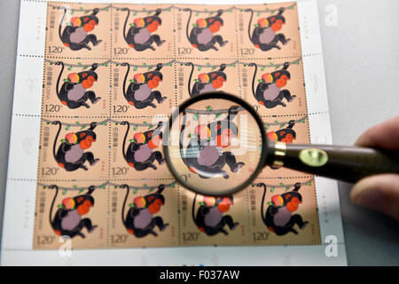 Beijing, Chine. 6e août, 2015. Photo prise le 6 août 2015 montre les timbres spéciaux pour l'année du singe à Beijing, capitale de la Chine. Cette année, les timbres pour le singe a été conçu par Huang Yongyu, l'un des plus célèbres icônes culturelles dans la Chine contemporaine. L'impression des timbres a marqué le début de la quatrième série du zodiaque timbres sur le thème des animaux, qui ont été publiées en Chine depuis 36 ans. Crédit : Li Xin/Xinhua/Alamy Live News Banque D'Images