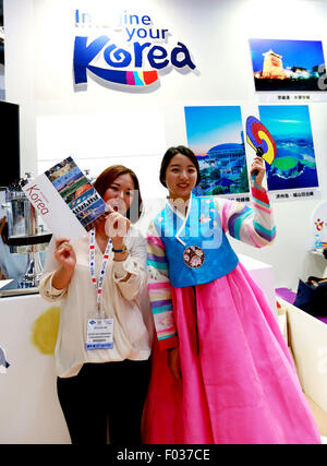 Beijing, Chine. 6e août, 2015. Deux femmes de la Corée du Sud à promouvoir leur programme de visite du pays à l'incitation, les voyages d'affaires et de réunion Expo à Beijing, capitale de la Chine, le 6 août 2015. La 10e édition de l'International Luxury Travel Market Chine (CIBTM) a eu lieu au Centre de Congrès National de Chine à Beijing du 5 août au 6 août. Credit : Xu Pan/Xinhua/Alamy Live News Banque D'Images