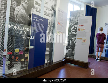 Rügen, Allemagne. 5 Août, 2015. Des panneaux d'information se tenir dans la salle d'exposition spéciale dans le centre de documentation dans la Piazzetta, île de Rügen, Allemagne, 5 août 2015. L'exposition 'Angezettelt ? Judenfeindliche Klebezettel und Gegenwehr' est à propos de l'antisémitisme dans la vie quotidienne au 19ème siècle et présente des objets tels que des autocollants qui ont été collectées et utilisées pour sceller les lettres. Photo : Stefan Sauer/dpa/Alamy Live News Banque D'Images