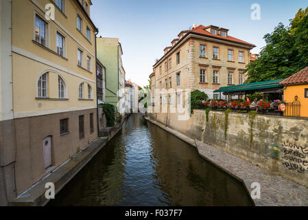 Les Devils Certovka canal flux l'île Kampa, quartier de Mala Strana de Prague, République Tchèque, Europe Banque D'Images